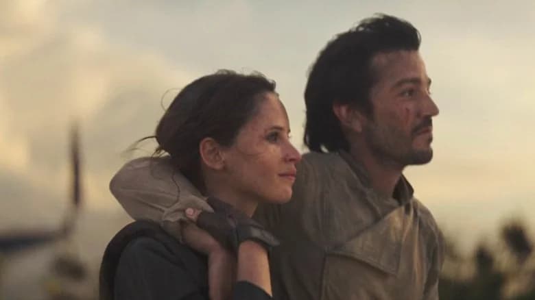 Jyn and Cassian on the beach at Scarif -- Rogue One ending